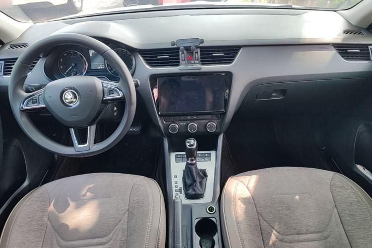 Used Skoda Octavia 2019 TSI230 DSG Smart & Comfort Edition China VI Standard Center Console