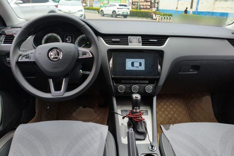 Used Skoda Octavia 2019 1.5L Automatic Smart Drive Luxury Edition China VI Standard Center Console