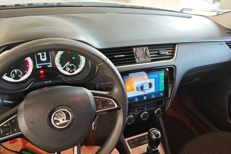 Used Skoda Octavia 2019 1.5L Automatic Smart Drive Luxury Edition China VI Standard Center Console