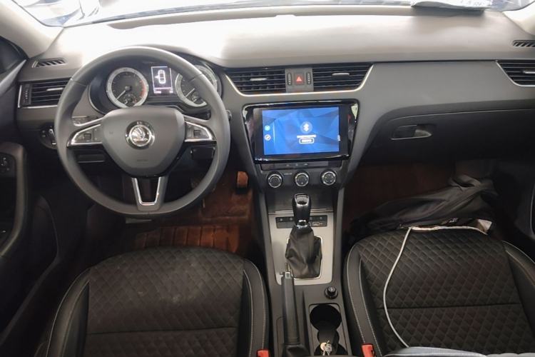 Used Skoda Octavia 2019 1.5L Automatic Smart Drive Luxury Edition China VI Standard Center Console
