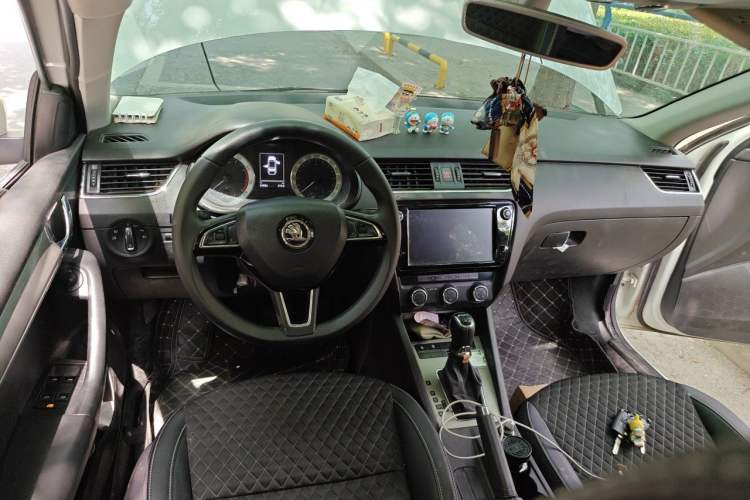 Used Skoda Octavia 2019 1.5L Automatic Luxury Edition Center Console