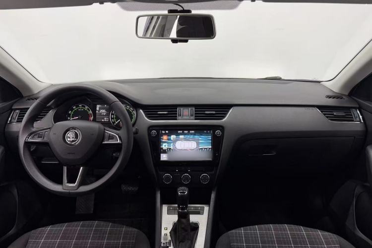 Used Skoda Octavia 2019 1.5L Automatic Comfort Edition Center Console