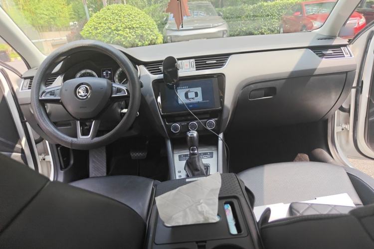 Used Skoda Octavia 2019 TSI280 DSG SmartDrive Luxury Edition China VI Center Console