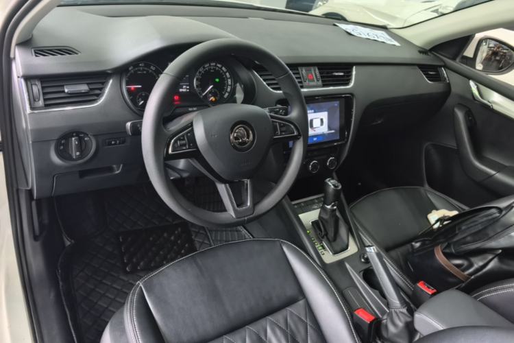 Used Skoda Octavia 2019 TSI230 DSG Smart & Comfort Edition China VI Standard Center Console
