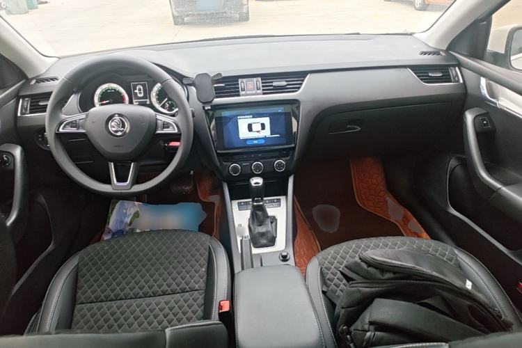 Used Skoda Octavia 2019 1.5L Automatic Smart Drive Luxury Edition China VI Standard Center Console