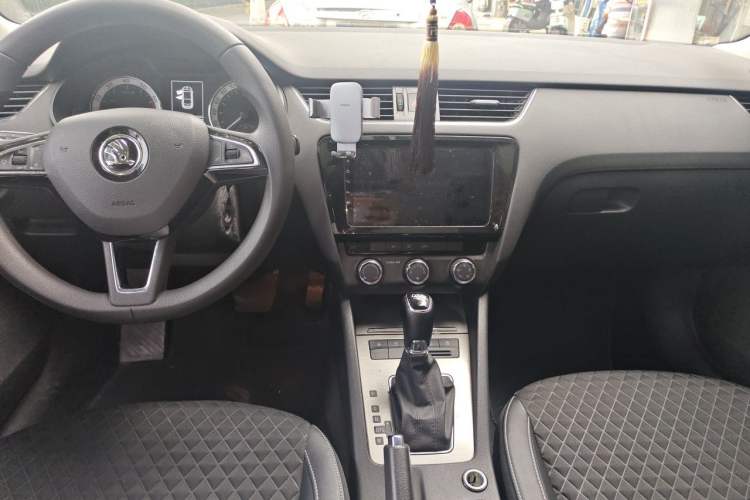 Used Skoda Octavia 2019 TSI280 DSG Luxury Edition Center Console