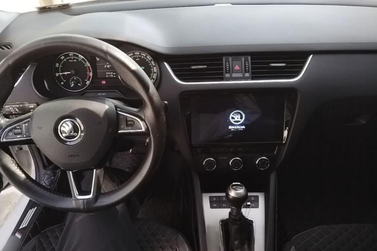 Used Skoda Octavia 2019 1.5L Automatic SmartDrive Comfort Edition China VI Standard Center Console