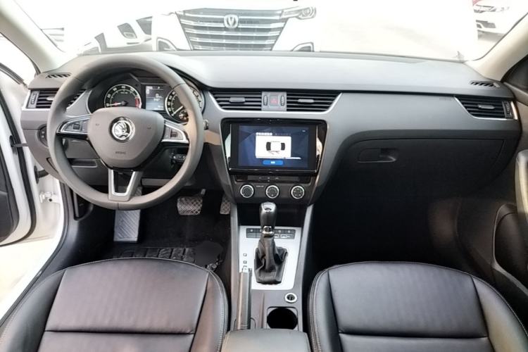 Used Skoda Octavia 2019 1.5L Automatic SmartDrive Comfort Edition China VI Standard Center Console