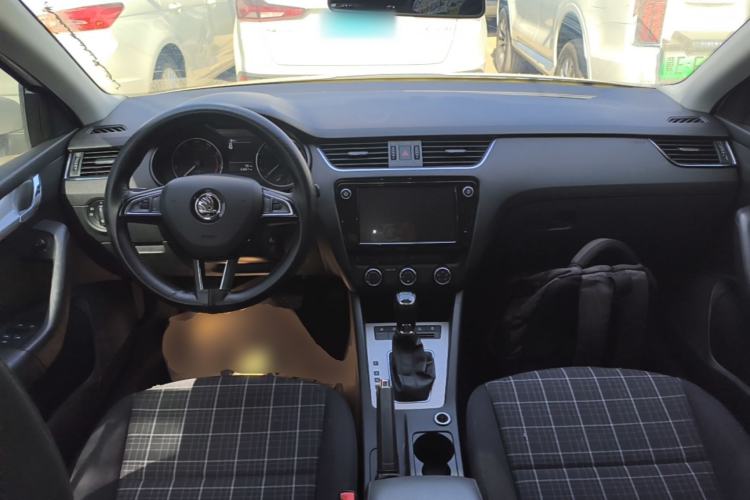 Used Skoda Octavia 2019 1.5L Automatic Comfort Edition Center Console