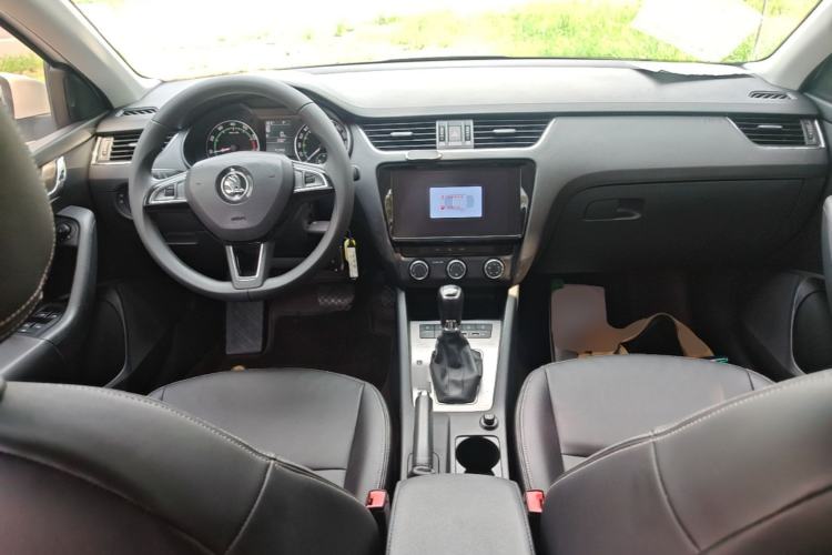 Used Skoda Octavia 2019 1.5L Automatic SmartDrive Comfort Edition China VI Standard Center Console
