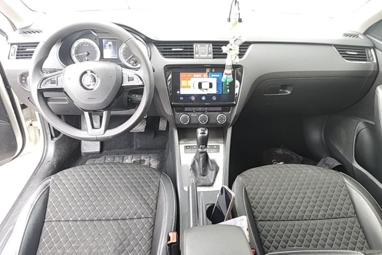 Used Skoda Octavia 2019 TSI230 DSG SmartDrive Luxury Edition China VI Center Console