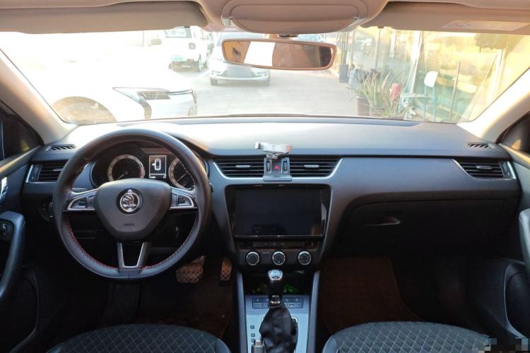 Used Skoda Octavia 2019 TSI280 DSG Luxury Edition Station Wagon China VI Standard Center Console