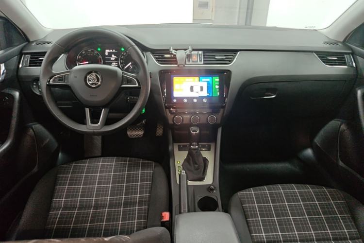Used Skoda Octavia 2019 1.5L Automatic SmartDrive Comfort Edition China VI Standard Center Console