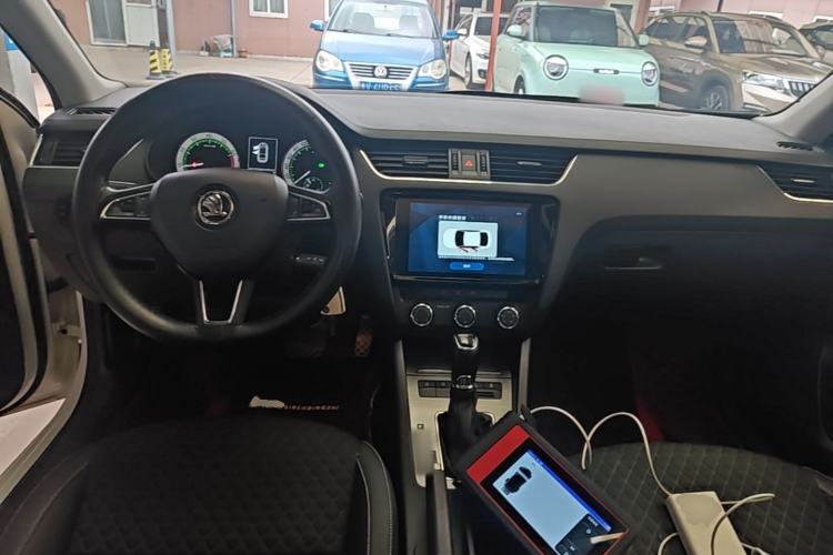Used Skoda Octavia 2019 1.5L Automatic Smart Drive Luxury Edition China VI Standard Center Console