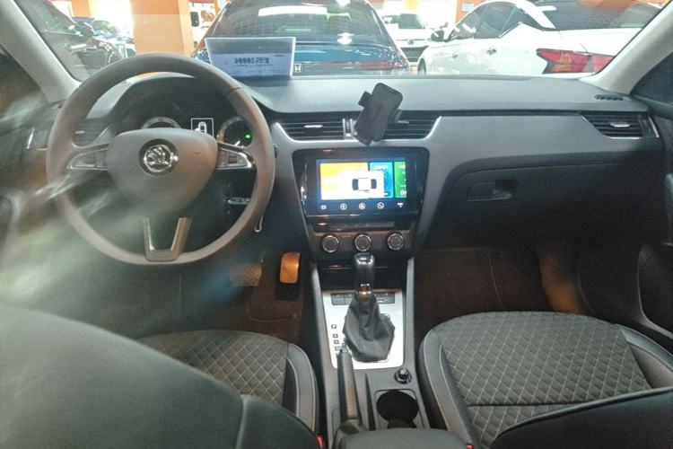 Used Skoda Octavia 2019 1.5L Automatic Smart Drive Luxury Edition China VI Standard Center Console