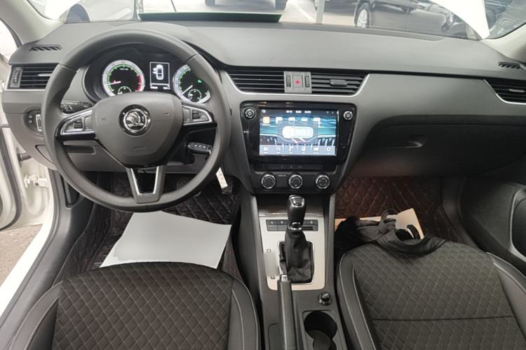 Used Skoda Octavia 2019 1.5L Automatic Luxury Edition Center Console
