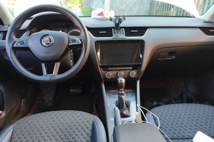 Used Skoda Octavia 2019 TSI280 DSG Luxury Edition Station Wagon China VI Standard Center Console