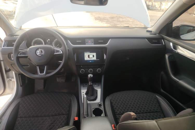 Used Skoda Octavia 2019 TSI280 DSG Luxury Edition Station Wagon China VI Standard Center Console