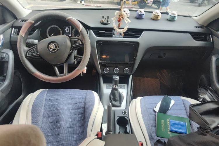 Used Skoda Octavia 2019 1.5L Automatic Smart Drive Luxury Edition China VI Standard Center Console