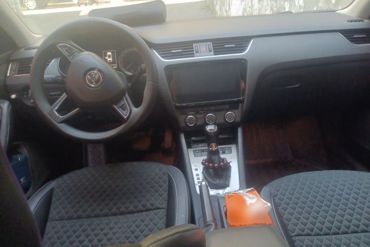 Used Skoda Octavia 2019 1.5L Automatic Smart Drive Luxury Edition China VI Standard Center Console
