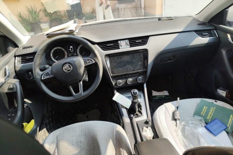 Used Skoda Octavia 2019 1.5L Manual SmartDrive Luxury Edition China VI Standard Center Console