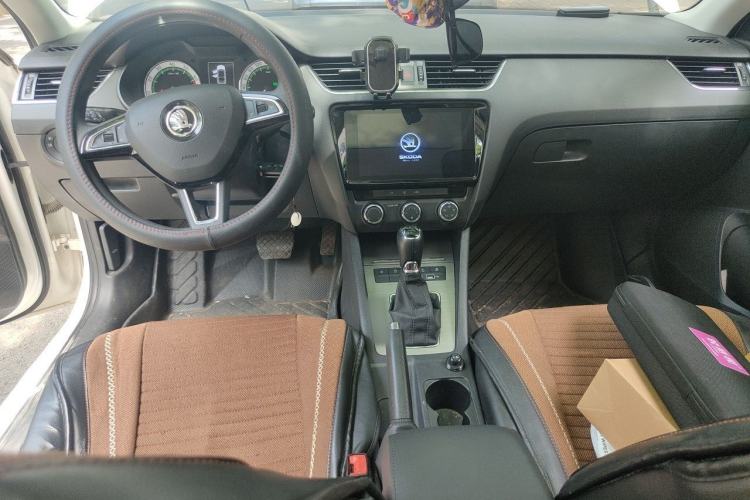 Used Skoda Octavia 2019 1.5L Automatic Smart Drive Luxury Edition China VI Standard Center Console