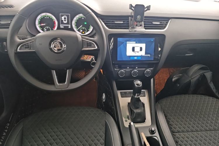 Used Skoda Octavia 2019 1.5L Automatic Smart Drive Luxury Edition China VI Standard Center Console