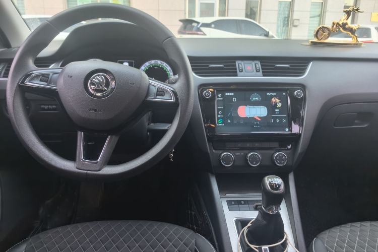 Used Skoda Octavia 2019 1.5L Manual Luxury Edition Center Console