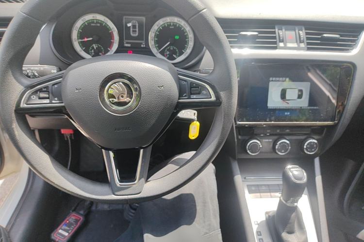 Used Skoda Octavia 2019 1.5L Automatic Smart Drive Luxury Edition China VI Standard Center Console
