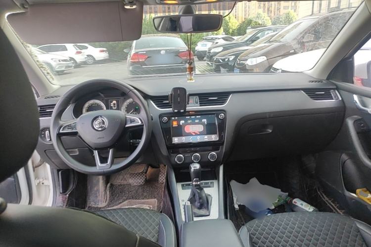 Used Skoda Octavia 2019 1.5L Automatic Luxury Edition Center Console