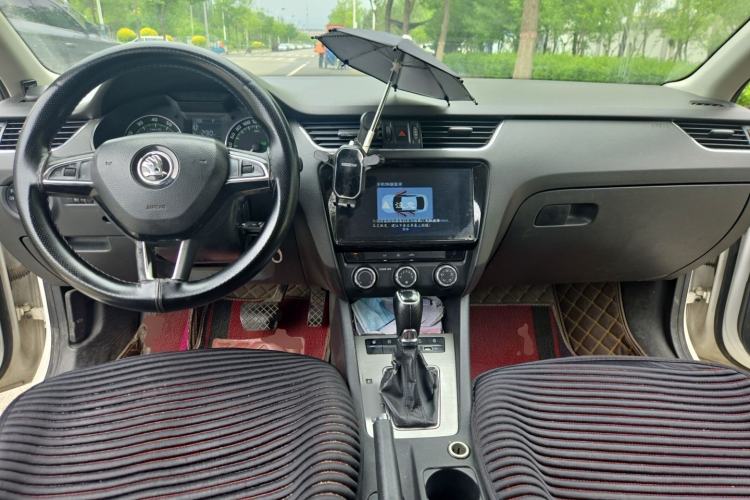 Used Skoda Octavia 2019 1.5L Automatic SmartDrive Comfort Edition China VI Standard Center Console
