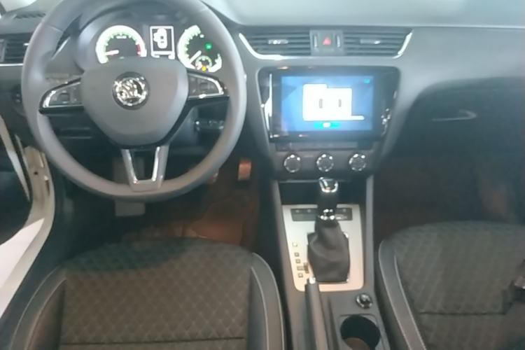 Used Skoda Octavia 2019 1.5L Automatic Smart Drive Luxury Edition China VI Standard Center Console