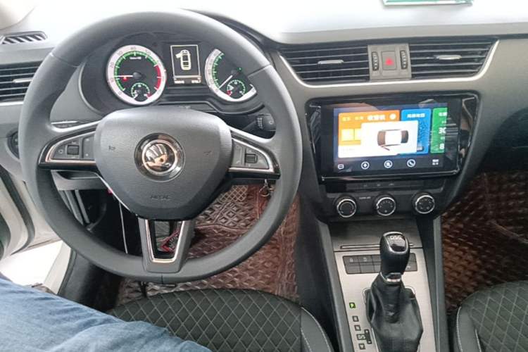 Used Skoda Octavia 2019 TSI230 DSG SmartDrive Luxury Edition China V Standard Center Console