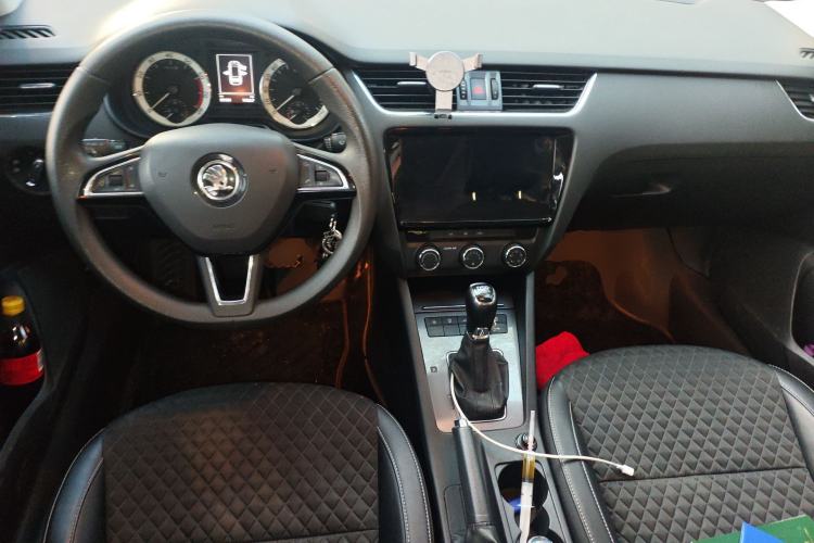 Used Skoda Octavia 2019 TSI280 DSG Luxury Edition Station Wagon China VI Standard Center Console