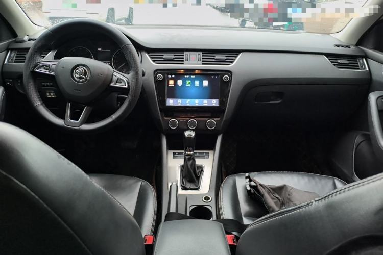 Used Skoda Octavia 2019 1.5L Automatic Comfort Edition Center Console