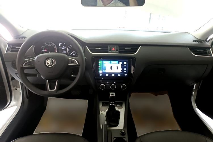 Used Skoda Octavia 2019 1.5L Automatic SmartDrive Comfort Edition China VI Standard Center Console