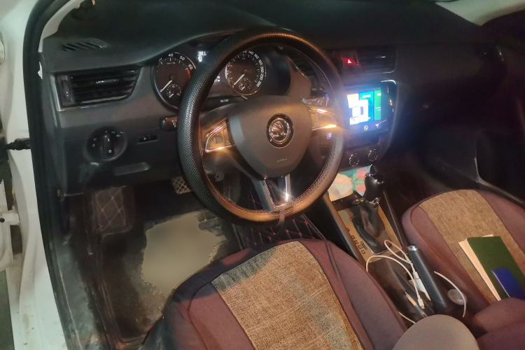 Used Skoda Octavia 2019 1.5L Automatic SmartDrive Comfort Edition China VI Standard Center Console