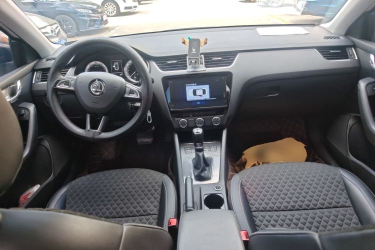 Used Skoda Octavia 2019 TSI280 DSG Luxury Edition Station Wagon China VI Standard Center Console