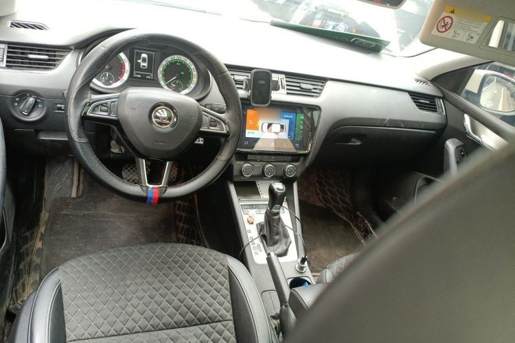 Used Skoda Octavia 2019 1.5L Automatic Smart Drive Luxury Edition China VI Standard Center Console