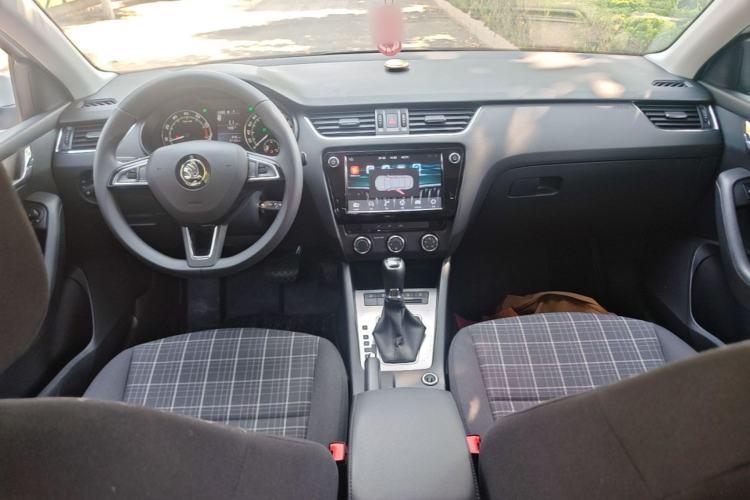 Used Skoda Octavia 2019 1.5L Automatic Comfort Edition Center Console