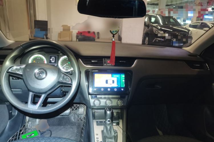 Used Skoda Octavia 2019 1.5L Automatic Smart Drive Luxury Edition China VI Standard Center Console