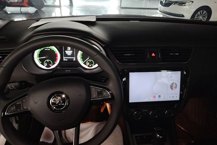 Used Skoda Octavia 2019 1.5L Automatic Smart Drive Luxury Edition China VI Standard Center Console