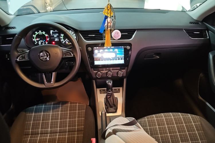 Used Skoda Octavia 2019 1.5L Automatic Comfort Edition Center Console