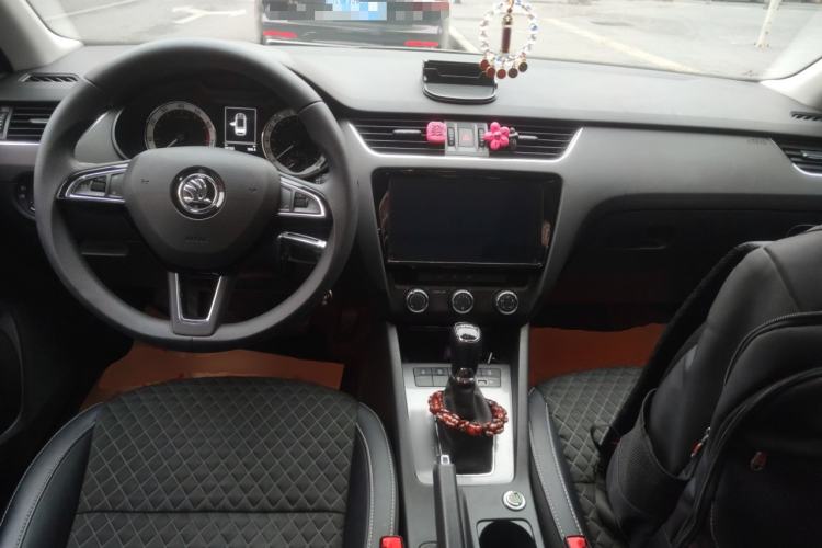 Used Skoda Octavia 2019 TSI280 DSG Luxury Edition Station Wagon China VI Standard Center Console