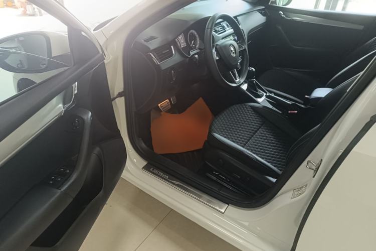 Used Skoda Octavia 2019 1.5L Automatic Luxury Edition Driver Seat
