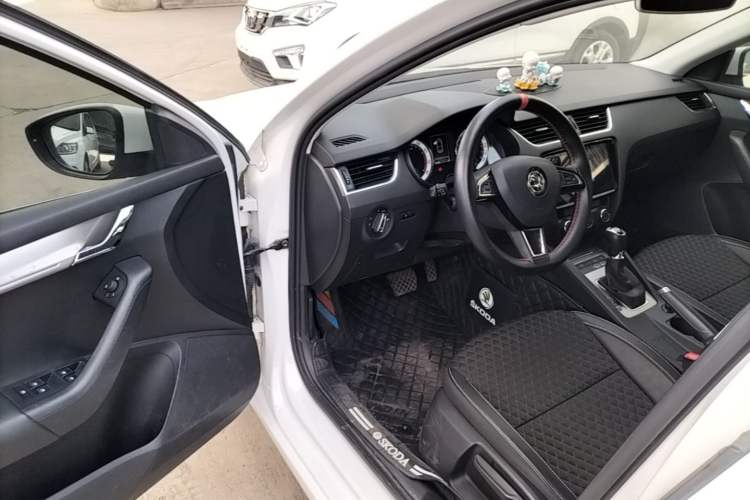 Used Skoda Octavia 2019 1.5L Automatic Smart Drive Luxury Edition China VI Standard Driver Seat