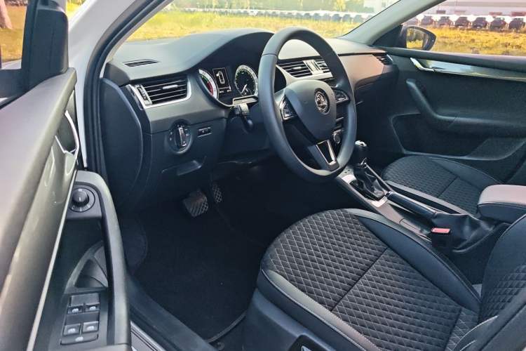 Used Skoda Octavia 2019 TSI230 DSG Luxury Edition Station Wagon China V Standard Driver Seat