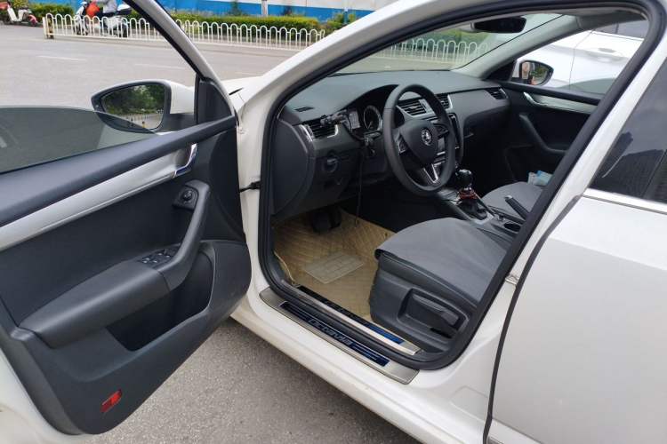 Used Skoda Octavia 2019 1.5L Automatic Smart Drive Luxury Edition China VI Standard Driver Seat