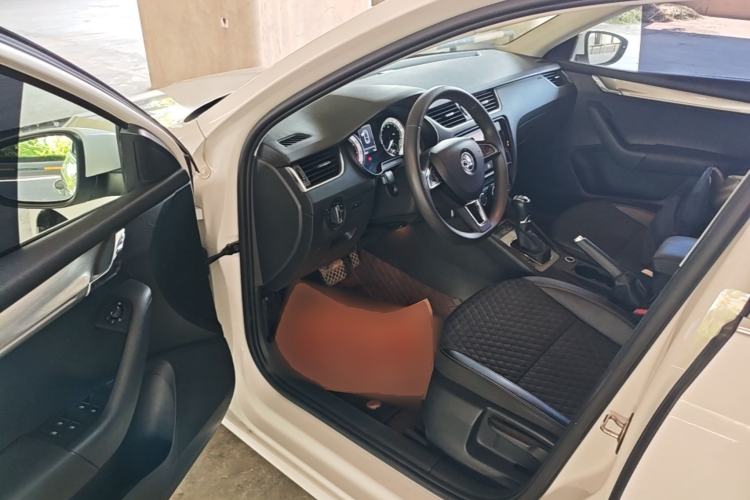 Used Skoda Octavia 2019 1.5L Automatic Smart Drive Luxury Edition China VI Standard Driver Seat
