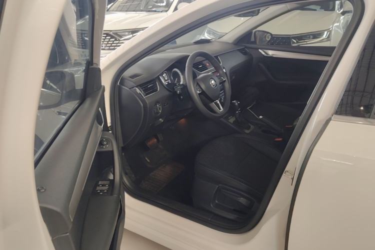 Used Skoda Octavia 2019 1.5L Automatic Smart Drive Luxury Edition China VI Standard Driver Seat